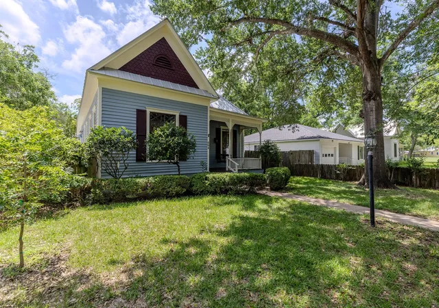 Photo 3 of Single family home for sale at 504 Gresham St, Smithville, TX 78957 | MLS# 9932240 | Listing updated on 2026-09-14