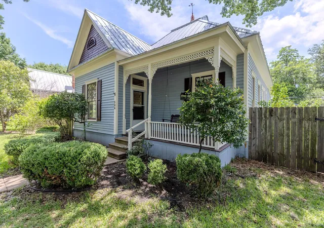 Photo 3 of Single family home for sale at 504 Gresham St, Smithville, TX 78957 | MLS# 9932240 | Listing updated on 2026-09-14