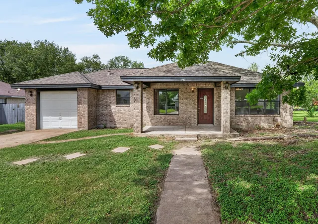 Photo 1 of Single family home for sale at 903 Travis St, Lockhart, TX 78644 | MLS# 5113261 | Listing updated on 2026-10-06
