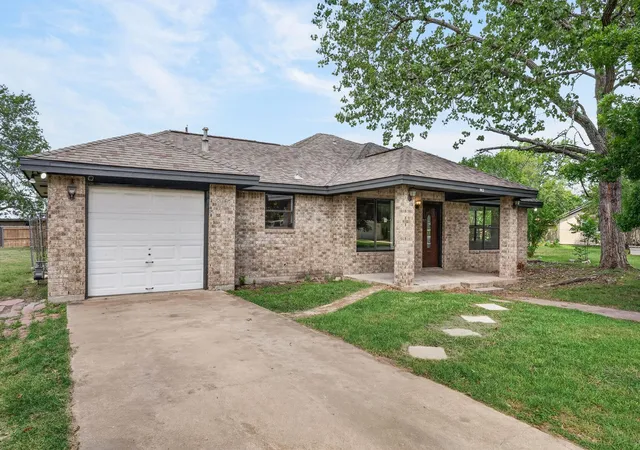 Photo 2 of Single family home for sale at 903 Travis St, Lockhart, TX 78644 | MLS# 5113261 | Listing updated on 2026-10-06