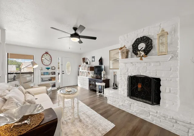 Listing Photo 4 - Condo for sale in building located at 105 Star, Horseshoe Bay, TX 78657 - Unit #5