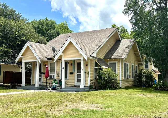 Multi family home for sale at 803 Elm St, Seguin, TX 78155 | MLS# 4763317