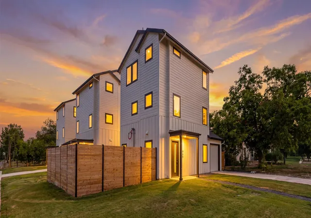 Photo 1 of Condo for sale at 943 E 52nd St, Austin, TX 78751 | MLS# 4751082 | Listing updated on 2026-09-30