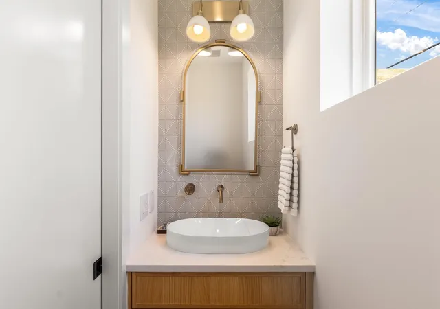 Photo 3 of Condo for sale at 943 E 52nd St, Austin, TX 78751 | MLS# 4751082 | Listing updated on 2026-09-30