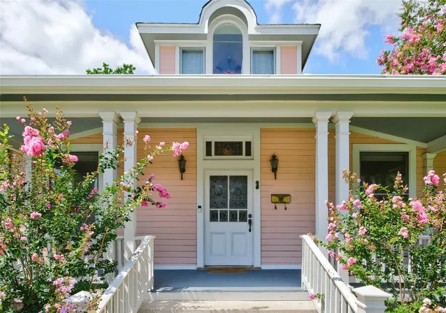 Photo 1 of Single family home for sale at 812 W 10th Street, Austin, TX 78701 | MLS# 5212873 | Listing updated on 2026-10-06