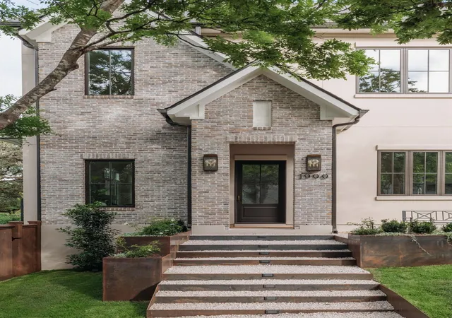 Photo 3 of Sale Pending at 1900 Matthews Dr, Austin, TX 78703 | MLS# 4662321 | Listing updated on 2026-09-28
