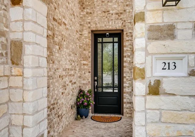 Photo 4 of Single family home for sale at 213 Kingsland St, Georgetown, TX 78633 | MLS# 7671946 | Listing updated on 2026-10-25