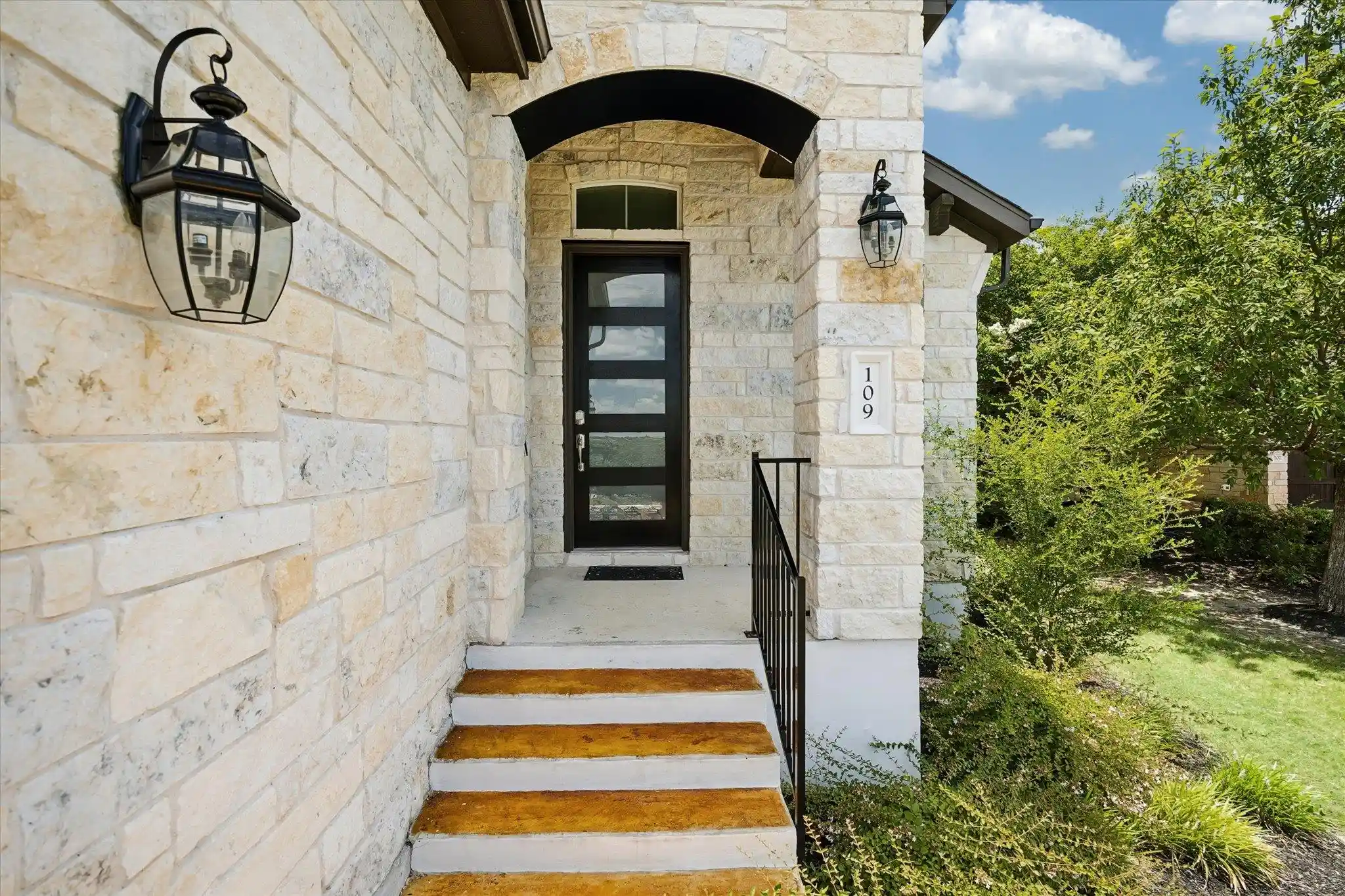 Listing Photo 2 - Condo for sale in 109 Beneteau Dr located at 109 Beneteau Dr, Austin, TX 78738 - Unit 109 Beneteau Dr