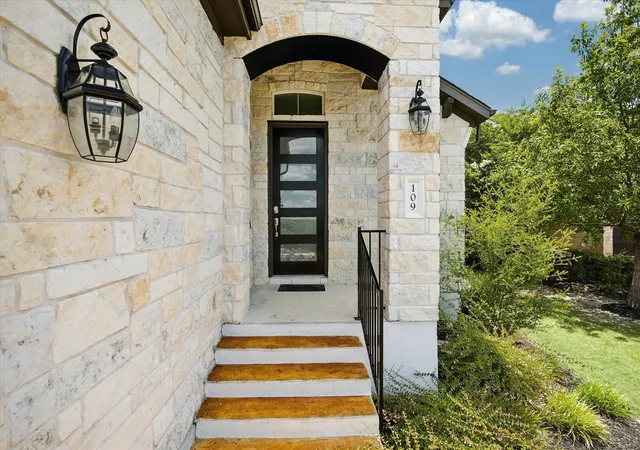 Listing Photo 2 - Condo for sale in building located at 109 Beneteau Dr, Austin, TX 78738
