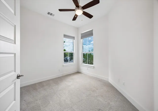 Listing Photo 4 - Condo for sale in building located at 109 Beneteau Dr, Austin, TX 78738