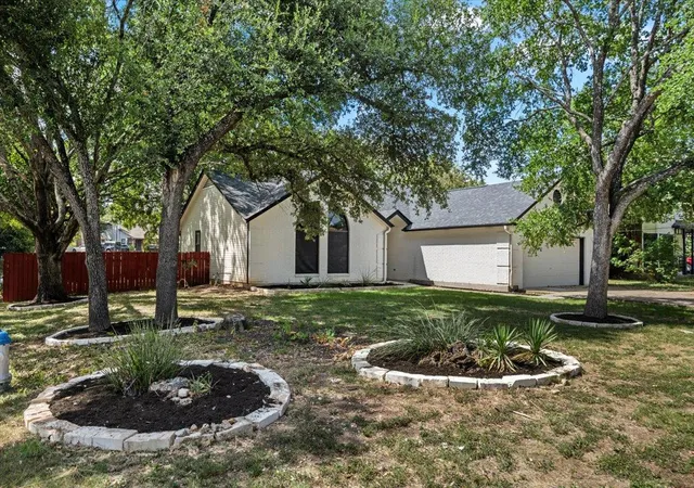 Photo 3 of Sale Pending at 201 Susana Ln, Georgetown, TX 78628 | MLS# 4077282 | Listing updated on 2026-09-14