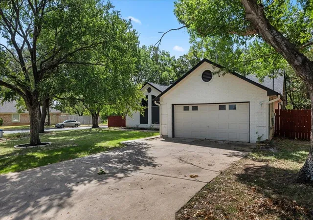 Photo 3 of Sale Pending at 201 Susana Ln, Georgetown, TX 78628 | MLS# 4077282 | Listing updated on 2026-09-14
