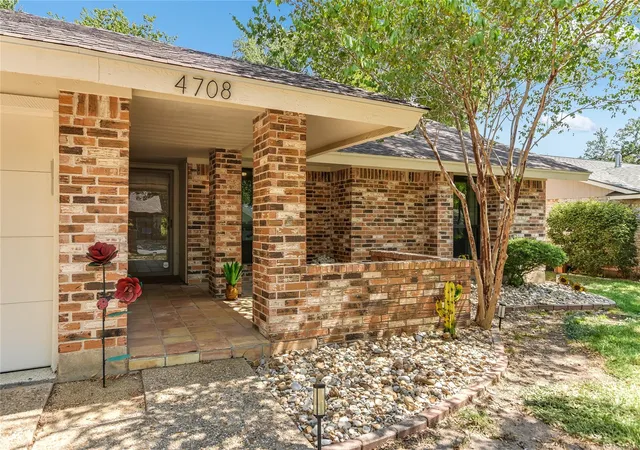 Single family home for sale at 4708 Cap Rock Dr, Austin, TX 78735 | MLS# 3667232