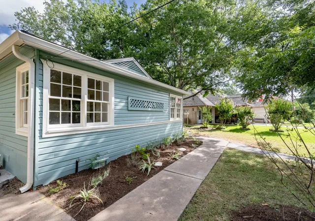 Photo 2 of Single family home for sale at 805 Maple St, Lockhart, TX 78644 | MLS# 9234742 | Listing updated on 2026-09-14