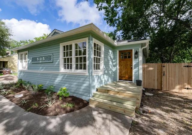 Photo 3 of Single family home for sale at 805 Maple St, Lockhart, TX 78644 | MLS# 9234742 | Listing updated on 2026-09-14