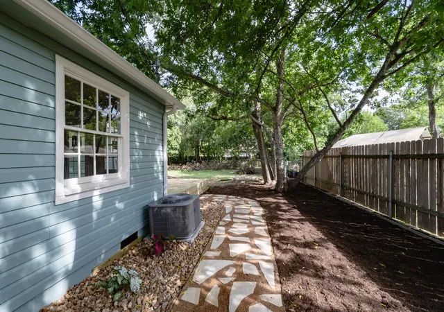 Photo 3 of Single family home for sale at 805 Maple St, Lockhart, TX 78644 | MLS# 9234742 | Listing updated on 2026-09-14