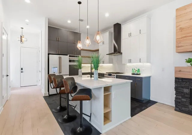 Listing Photo 5 - Condo for sale in building located at 3304 E 17th St, Austin, TX 78721 - Unit #B