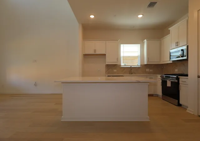 Photo 4 of Single family home for sale at 232 Bishop Wood Rd, Dripping Springs, TX 78620 | MLS# 1134333 | Listing updated on 2026-09-14
