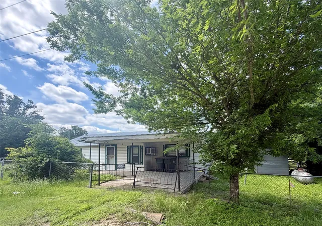 Photo 1 of Single family home for sale at 808 W Boundary St, Giddings, TX 78942 | MLS# 3865393 | Listing updated on 2026-09-15