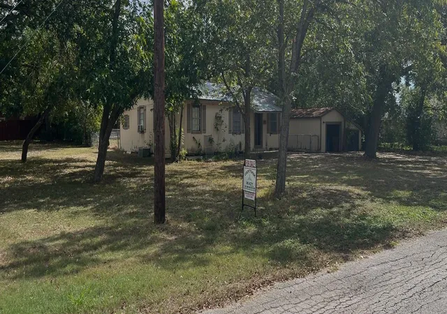 Photo 3 of Single family home for sale at 706 W Live Oak St, Lockhart, TX 78644 | MLS# 8167057 | Listing updated on 2026-09-14