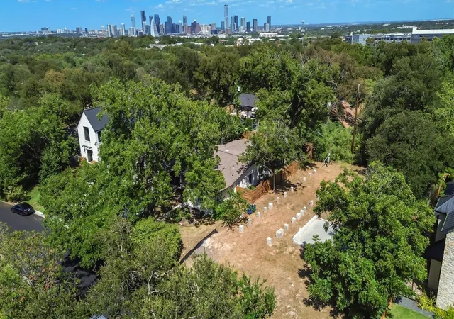 Photo 1 of Sale Pending at 2320 Westoak Dr, Austin, TX 78704 | MLS# 7250954 | Listing updated on 2026-09-14