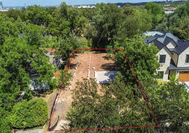 Photo 2 of Sale Pending at 2320 Westoak Dr, Austin, TX 78704 | MLS# 7250954 | Listing updated on 2026-09-14