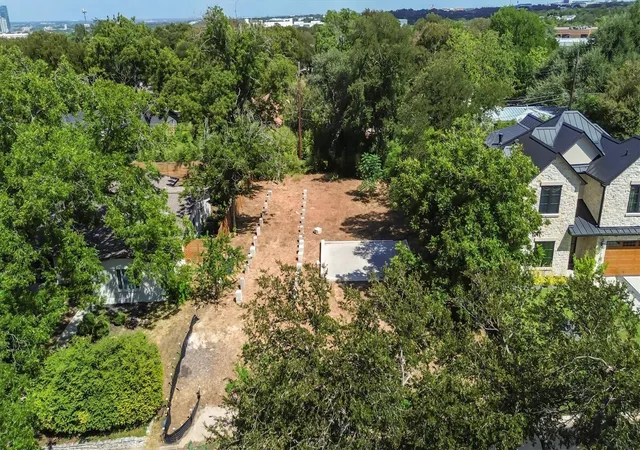 Photo 3 of Sale Pending at 2320 Westoak Dr, Austin, TX 78704 | MLS# 7250954 | Listing updated on 2026-09-14