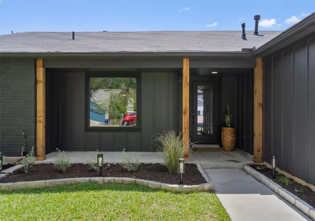 Photo 3 of Single family home for sale at 2713 Inridge Dr, Austin, TX 78745 | MLS# 9583983 | Listing updated on 2026-10-09