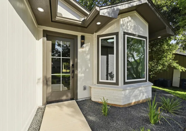 Photo 3 of Single family home for sale at 8102 Fort Sumter Rd, Austin, TX 78745 | MLS# 5030135 | Listing updated on 2026-10-18