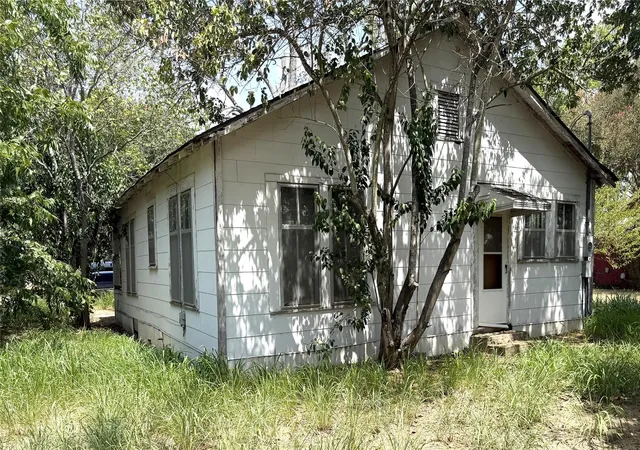 Photo 2 of Single family home for sale at 119 Pine St, Luling, TX 78648 | MLS# 6710720 | Listing updated on 2026-09-15