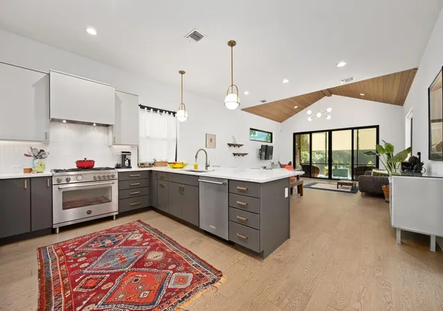 Photo 4 of Single family home for sale at 5513 Duval St, Austin, TX 78751 | MLS# 9188768 | Listing updated on 2026-10-06