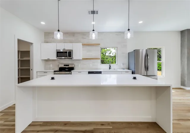 Photo 4 of Single family home for sale at 21415 Highland Lake Dr, Lago Vista, TX 78645 | MLS# 4329221 | Listing updated on 2026-09-13