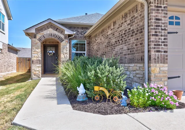Photo 2 of Single family home for sale at 304 Dubina Ave, Georgetown, TX 78626 | MLS# 6244826 | Listing updated on 2026-09-25