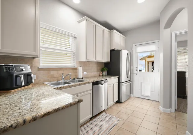 Photo 3 of Townhouse for sale at 800 Lost Pines Ln, Cedar Park, TX 78613 | MLS# 6488186 | Listing updated on 2026-10-04