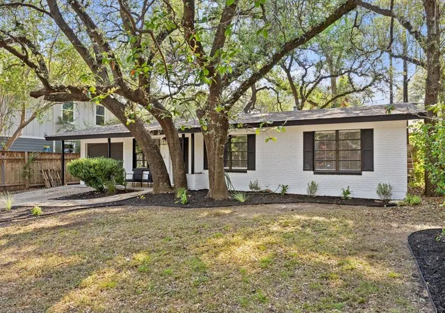 Photo 2 of Single family home for sale at 2411 S 6th St, Austin, TX 78704 | MLS# 6581549 | Listing updated on 2026-10-03
