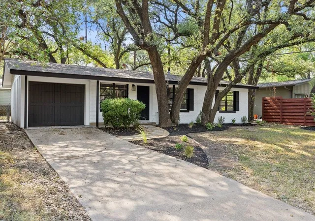 Photo 3 of Single family home for sale at 2411 S 6th St, Austin, TX 78704 | MLS# 6581549 | Listing updated on 2026-10-03