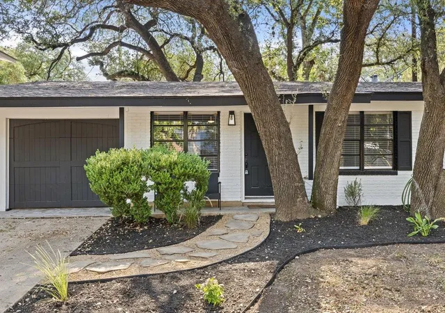 Photo 4 of Single family home for sale at 2411 S 6Th St, Austin, TX 78704 | MLS# 6581549 | Listing updated on 2026-10-03