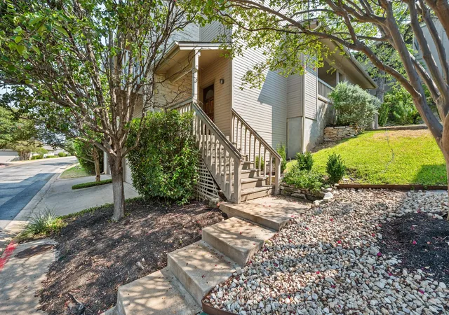Listing Photo 2 - Condo for sale in building located at 5512 Oakwood Cv, Austin, TX 78731 - Unit #162