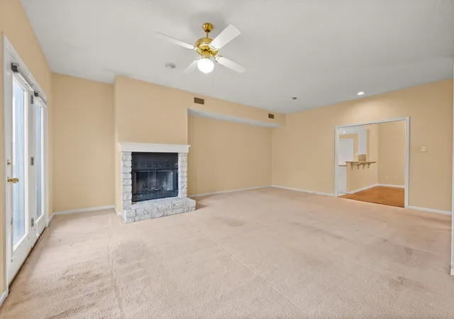 Listing Photo 4 - Condo for sale in building located at 5512 Oakwood Cv, Austin, TX 78731 - Unit #162