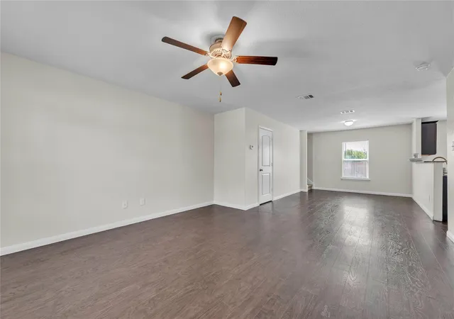 Listing Photo 4 - Condo for sale in building located at 5021 Cressler Ln, Jarrell, TX 76537 - Unit #29G