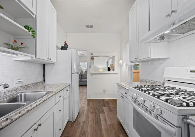 Photo 3 of Sale Pending at 906 W Elizabeth St, Austin, TX 78704 | MLS# 3738046 | Listing updated on 2026-09-23