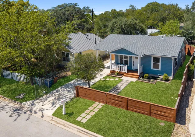 Photo 3 of Sale Pending at 2702 Crest Ave #1, Austin, TX 78702 | MLS# 2803970 | Listing updated on 2026-10-01