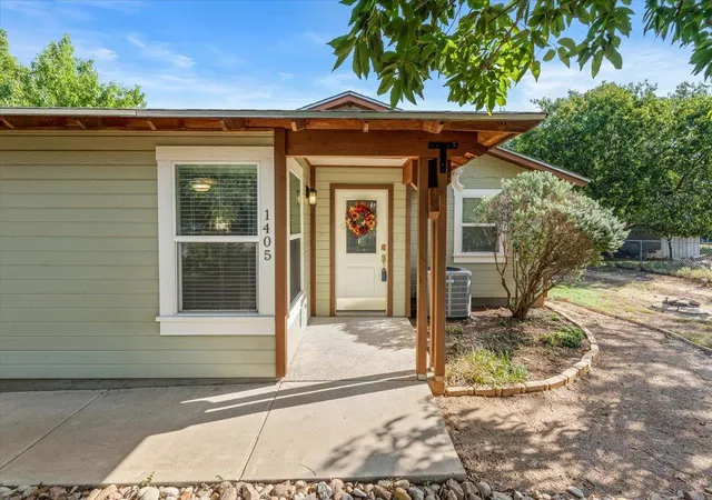 Photo 2 of Single family home for sale at 1405 Johnson St, Marble Falls, TX 78654 | MLS# 4156498 | Listing updated on 2026-10-06