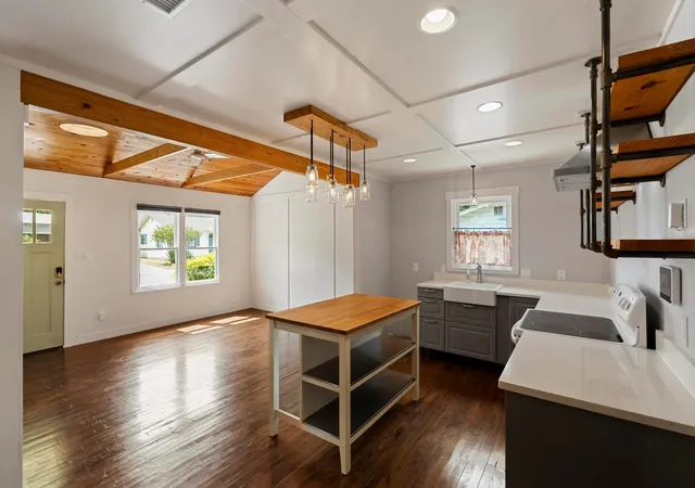 Photo 3 of Sale Pending at 1614 N Lynn St, Taylor, TX 76574 | MLS# 1873745 | Listing updated on 2026-09-13