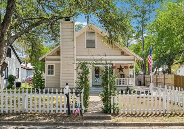 Photo 1 of Single family home for sale at 802 Hudgins St, Smithville, TX 78957 | MLS# 9044069 | Listing updated on 2026-09-14