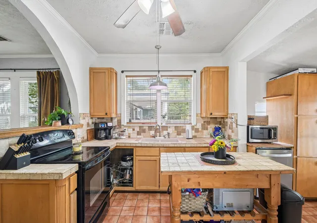 Photo 4 of Single family home for sale at 802 Hudgins St, Smithville, TX 78957 | MLS# 9044069 | Listing updated on 2026-09-14