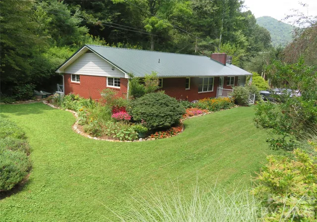Photo 1 of Single family home for sale at 3829 Coxes Creek Rd, Burnsville, NC 28714 | MLS# 4246043 | Listing updated on 2026-09-25