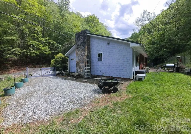 Photo 3 of Single family home for sale at 3829 Coxes Creek Rd, Burnsville, NC 28714 | MLS# 4246043 | Listing updated on 2026-09-25