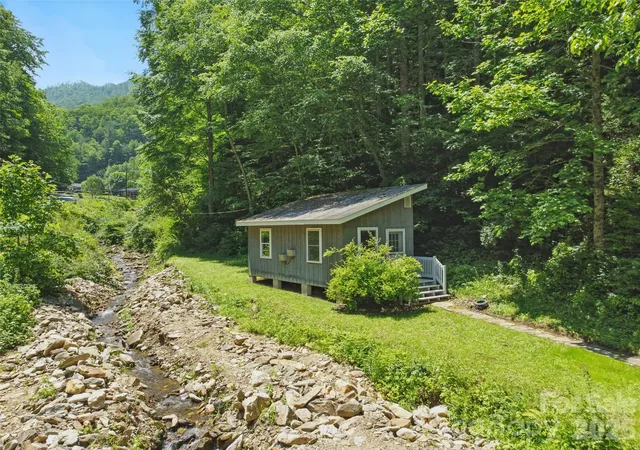 Photo 3 of Single family home for sale at 3829 Coxes Creek Rd, Burnsville, NC 28714 | MLS# 4246043 | Listing updated on 2026-09-25