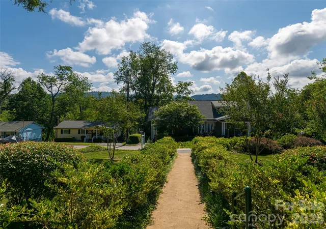 Photo 3 of Single family home for sale at 46 Cumberland Cir, Asheville, NC 28801 | MLS# 4280409 | Listing updated on 2026-09-10